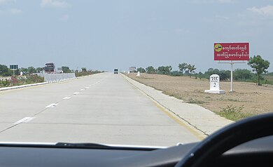 Yangon-Mandalay Expressway Teil des AH2 südlich von Mandalay in Myanmar