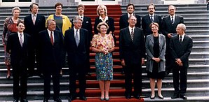 De bordesscène van de ministers van het kabinet-Kok I met in het midden koningin Beatrix bij Huis ten Bosch op 22 augustus 1994