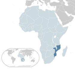 Mosambikin sijainti Afrikassa (merkitty vaaleansinisellä ja tummanharmaalla) ja Afrikan unionissa (merkitty vaaleansinisellä).