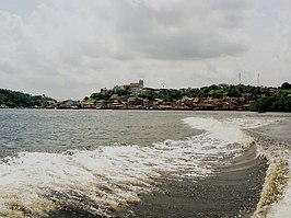 Camamu gezien vanaf de rivier Rio Orojo