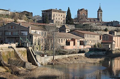 Cal Metre amb l'església de Santa Eulàlia