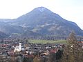 Blick von der Auerburg auf Oberaudorf, im Hintergrund der Wildbarren