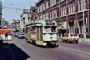 HTM PCC 1221 in de jaren 1970, rechts de Staatsdrukkerij