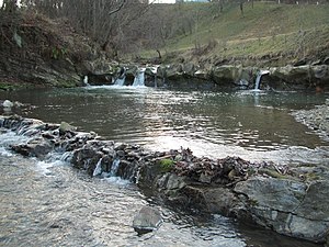 Річковий поріг в селі