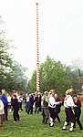 Dorpsbewoners en Morris man dansen rond de Maypole, Ickwell, Bedfordshire, 1 mei 2005