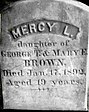 Der stehende Grabstein trägt die Inschrift „Mercy L. daughter of George T. & Mary E. Brown. Died Jan. 17, 1892, Aged 19 years.“