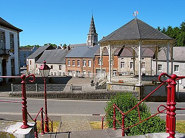 Rue du Moulin, der Musikpavilion und der Kirchturm im Hintergrund