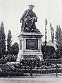 Statue à Chinon d'Hébert fils.