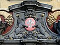 La Vecchia Borsa (1652-1653), Place du General de Gaulle (o Grand'place) a Lille. La porta che conduce a questa piazza, particolare della decorazione con lo stemma di Lille.