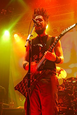 Wayne Static musisoimassa Cannibal-kiertueella.