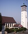 Auferstehungskirche mit Gemeindezentrum von Westen