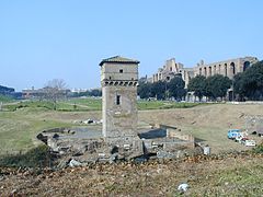 Tour médiévale, la Torre della Moletta, située à l'extrémité orientale du cirque Maxime.