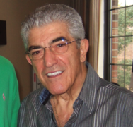 Frank Vincent incarne Phil Leotardo.