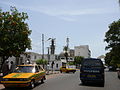 Straße in Banjul, im Hintergrund Independence Drive Mosque