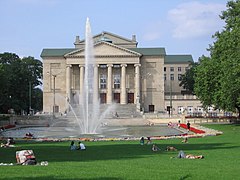 L'opéra, vu du parc-Adam Mickiewicz.