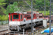 井川線下り列車の機関車側（麓側）に連結されるED90形アプト式電気機関車。