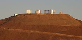 Cerro Paranal is die sterrewag se hoofpiek – waar die Baie Groot Teleskoop (vier eenhede) en VLT-opnameteleskoop (regs) geleë is.