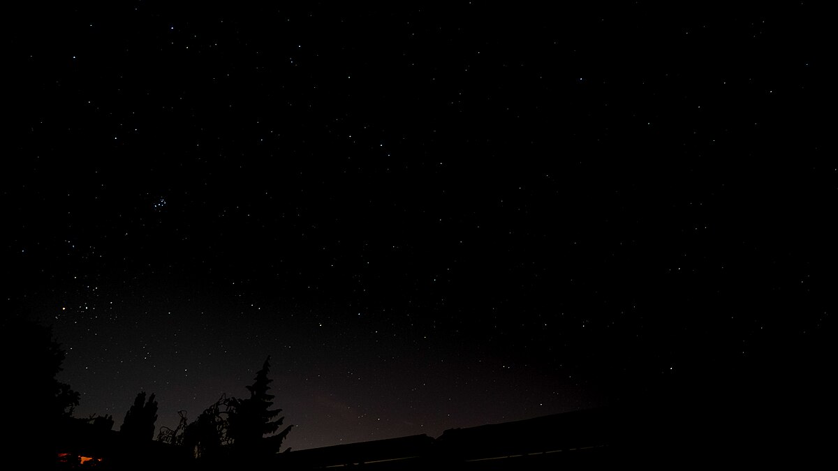 Astrophotographie des Nachthimmels Anfang Oktober kurz vor Mitternacht über dem südöstlichen Horizont. Sternbilder von links nach rechts: Stier (Taurus) mit den Plejaden, Widder (Aries), Fische (Pisces). Links oben Perseus, oben in der Mitte Dreieck (Triangulum), rechts oben Pegasus und unten Walfisch (Cetus).