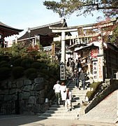 Torii do Jishu-jinja, um templo casamenteiro