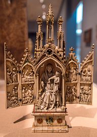 Altar portátil en marfil, del siglo XIV, francés.