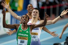 Mohammed Aman viert zijn overwinning bij de WK indoor in 2012, Istanboel