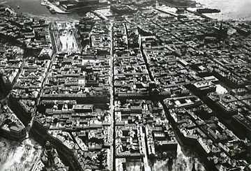 Södra delen av Norrmalm på 1930-talet. Vänstra bilden är tagen från en punkt högt över Johannes kyrka med blick söderut. Den spikraka gatan, som leder ner mot Gustav Adolfs torg är Regeringsgatan. I bildens mitt märks Kungstornen och längst bort till vänster syns Kungsträdgården. Högra bilden är tagen från en punkt högt över Gamla stan med blick norrut. Den raka gatan i bildens mitt är Drottninggatan, en gång en av stadens huvudfärdvägar norrut. I förgrunden syns (från vänster) Vasabron, Riksdagshuset, Gustav Adolfs torg och Operan.