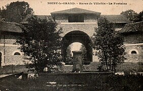 La fontaine à l'entrée du haras de Villeflix.