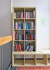 Öffentliches Bücherregal in der alten Schule in Walleshausen.