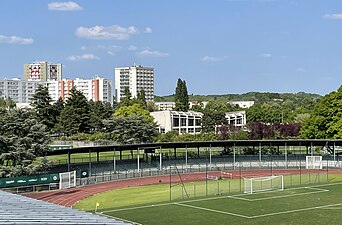 Le terrain de football d'honneur et la piscine.