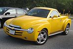 Chevrolet SSR circa 2004, unha camioneta con teito duro retráctil, a súa parte superior deseñada por American Specialty Cars