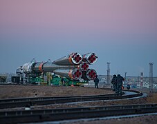 Le lanceur Soyouz et le vaisseau amenés sur le pas de tir du cosmodrome de Baïkonour.