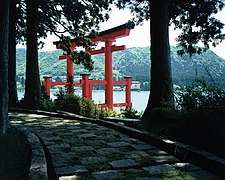 Torii chramu shintō, na brzegu jeziora Ashi