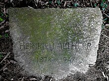 Heinrich Altherr-Fauser (1878–1947) Kunstmaler, Portrait, Fresken, Glasmalerei. Grab links vor dem Wandfresko Wandfresko «Das Jüngste Gericht». auf dem Friedhof am Hörnli, Riehen, Basel-Stadt