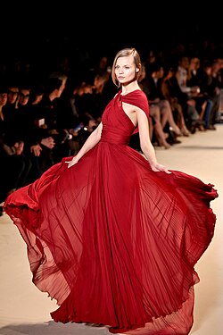 Model i rød Elie Saab-kjole ved modeugen i Paris 2011