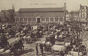 Photographie en noir et blanc d'une place de marché.