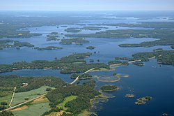 Seututie 325 ylittää Längelmäveden Kangasalan Pelisalmessa.