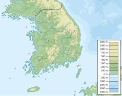 Mapa konturowa Korei Południowej, blisko centrum na dole znajduje się owalna plamka nieco zaostrzona i wystająca na lewo w swoim dolnym rogu z opisem „Jinyang-ho”