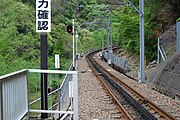 アプトいちしろ駅から井川方面を見る、長島ダム駅まで続くラックレールと奥に90 ‰（パーミル）の勾配標が見える。