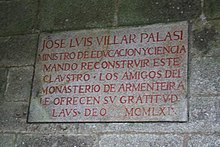 Placa de pedra coa inscrición: José Luis Villar Palasí Ministro de Educación y Ciencia mandó reconstruir este claustro. Los amigos del Monasterio de Armenteira le ofrecen su gratitud. Laus Deo MCMLXIX (1969)