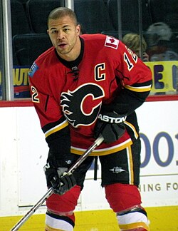 Iginla Calgary Flamesin peliasussa vuonna 2008. Hän pelasi seurassa vuosina 1996–2013, ja oli joukkueensa pitkäaikainen kapteeni.