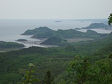 Barres rocheuses, collines du Bic et le fleuve Saint-Laurent.