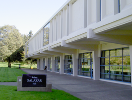 Rubén Salazar Hall op de universiteitscampus