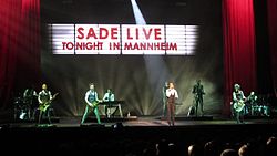 Sade esiintymässä Mannheimissa 2011