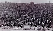 Ceremonia de deschidere la Woodstock. Swami Satchidananda dă discursul de deschidere