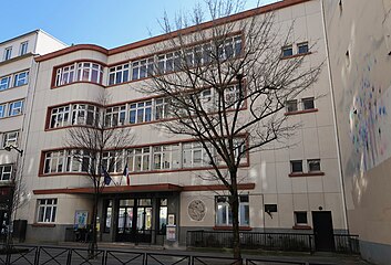 パッシー通り25番地, 旧公立パッシー通り小(École primaire rue de Passy. 現在はパッシー通り幼, École maternelle rue de Passy)。裏手に公立シェルノヴィズ幼・小(エコール・シェルノヴィズ, École Chernoviz)がある。パッシー通り向かいには16区界隈唯一の映画館マジェスティック・パッシーがある。