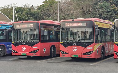 巴士三分801路的 GZ6100LGEV5 (K8) 在大學城科學中心總站等待發車