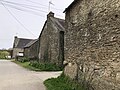 Maisons en schiste dans le hameau de Quéroux.