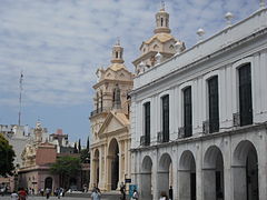 El Cabildo y la Catedral desde la plaza San Martín.