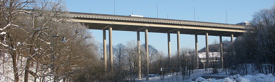 Blommensbergsviadukten, vy mot öst. I bakgrunden syns Blommensbergsskolan, februari 2010.