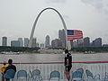 St. Louis' vartegn Gateway Arch set fra floden.